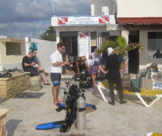 Alistandose para iniciar la expedicion de buceo